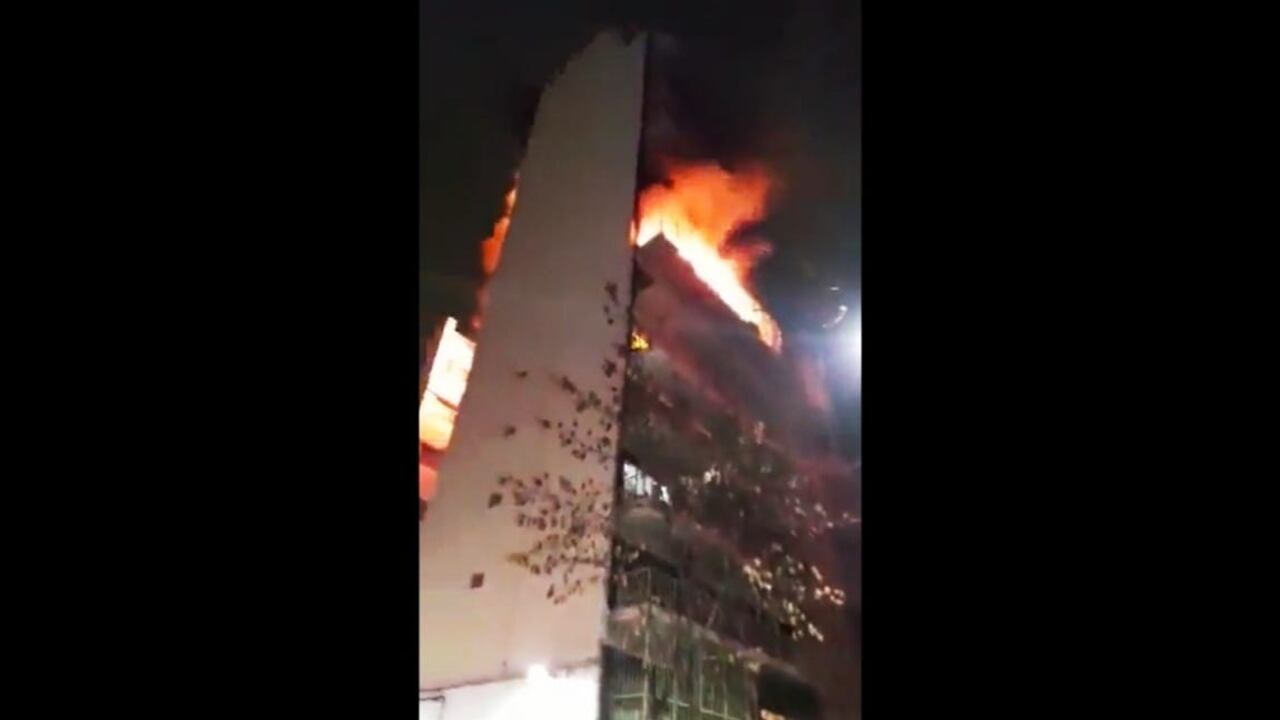 Incendio en un edificio en el barrio Recoleta dejo tres muertos y 35 heridos.