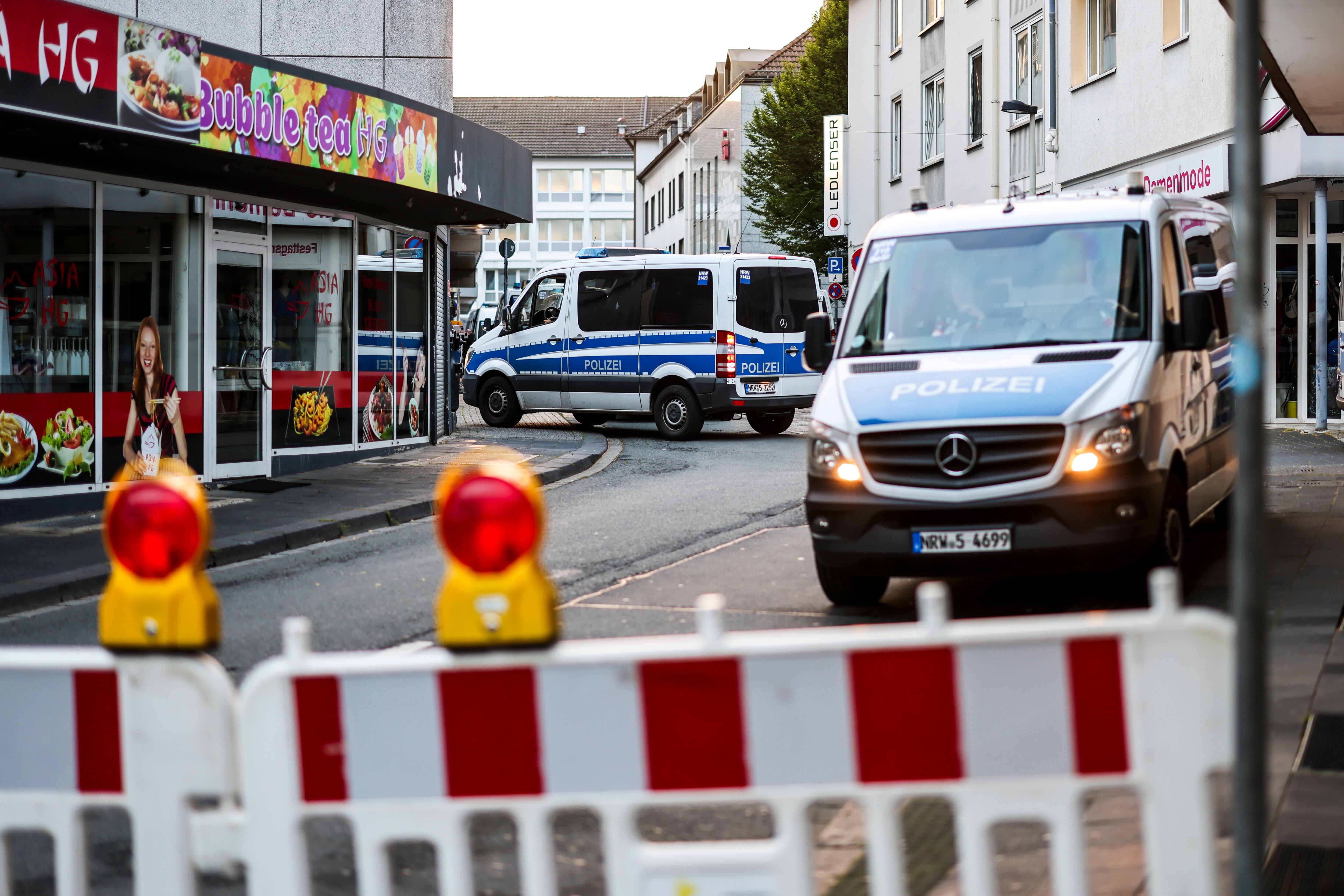 Carros de policía junto a un cordón policial el 24 de agosto de 2024, luego de un ataque con varios muertos y heridos en las celebraciones del 650 aniversario de Solingen en la víspera. (Christoph Reichwein/dpa vía AP)