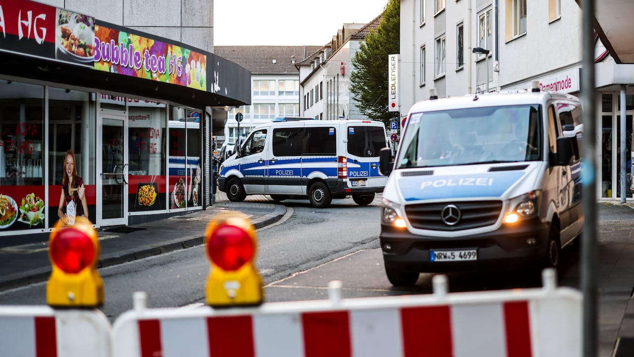 Carros de policía junto a un cordón policial el 24 de agosto de 2024, luego de un ataque con varios muertos y heridos en las celebraciones del 650 aniversario de Solingen en la víspera. (Christoph Reichwein/dpa vía AP)