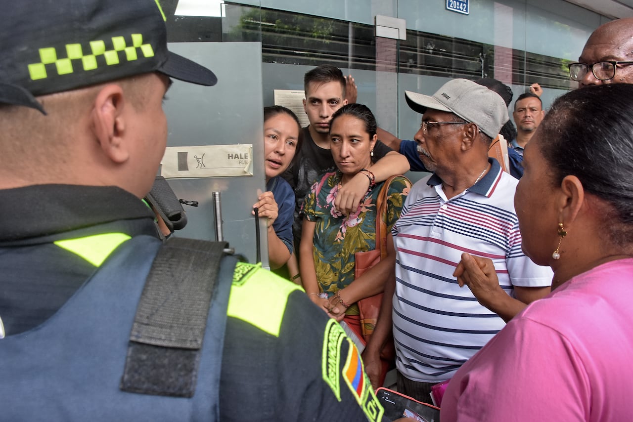 Cientos de Maestros se encuentran a las afueras de la Fiduprevisora en busca de una solución para la entrega de sus medicamentos y órdenes para exámenes con especialistas.