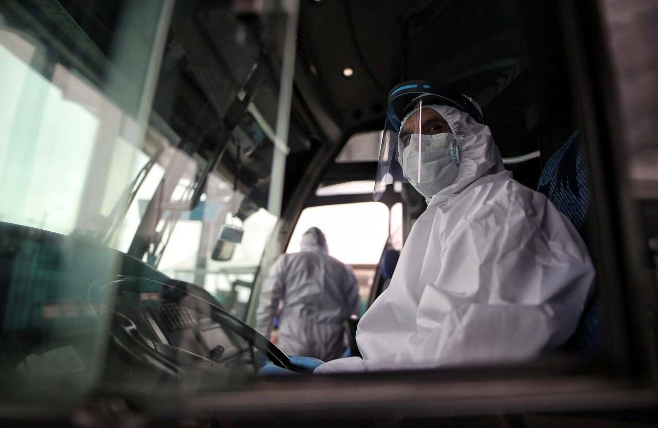 Buses intermunicipales son limpiados y verificados para que los pasajeros tengan un viaje seguro. Foto: Esteban Vega/SEMANA