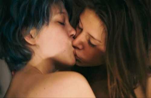 ‘La vida de Adèle’ (2013)  La película francesa cuenta la llegada a la adultez de Adèle (interpretada por Adèle Exarchopoulos) y el descubrimiento de su propia identidad y sexualidad por medio de su relación con Emma (Léa Seydoux). 