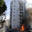 Automóviles estacionados afuera de un edificio residencial se incendian durante un ataque con cohetes desde la Franja de Gaza hacia la ciudad sureña israelí de Ashkelon el 7 de octubre de 2023. El ministro de Defensa del país afirmó el 7 de octubre que militantes palestinos han iniciado una "guerra" contra Israel después de una ráfaga de cohetes y la infiltración de combatientes desde el enclave palestino, lo que representa una escalada importante en el conflicto israelí-palestino. (Foto de AHMAD GHARABLI / AFP).