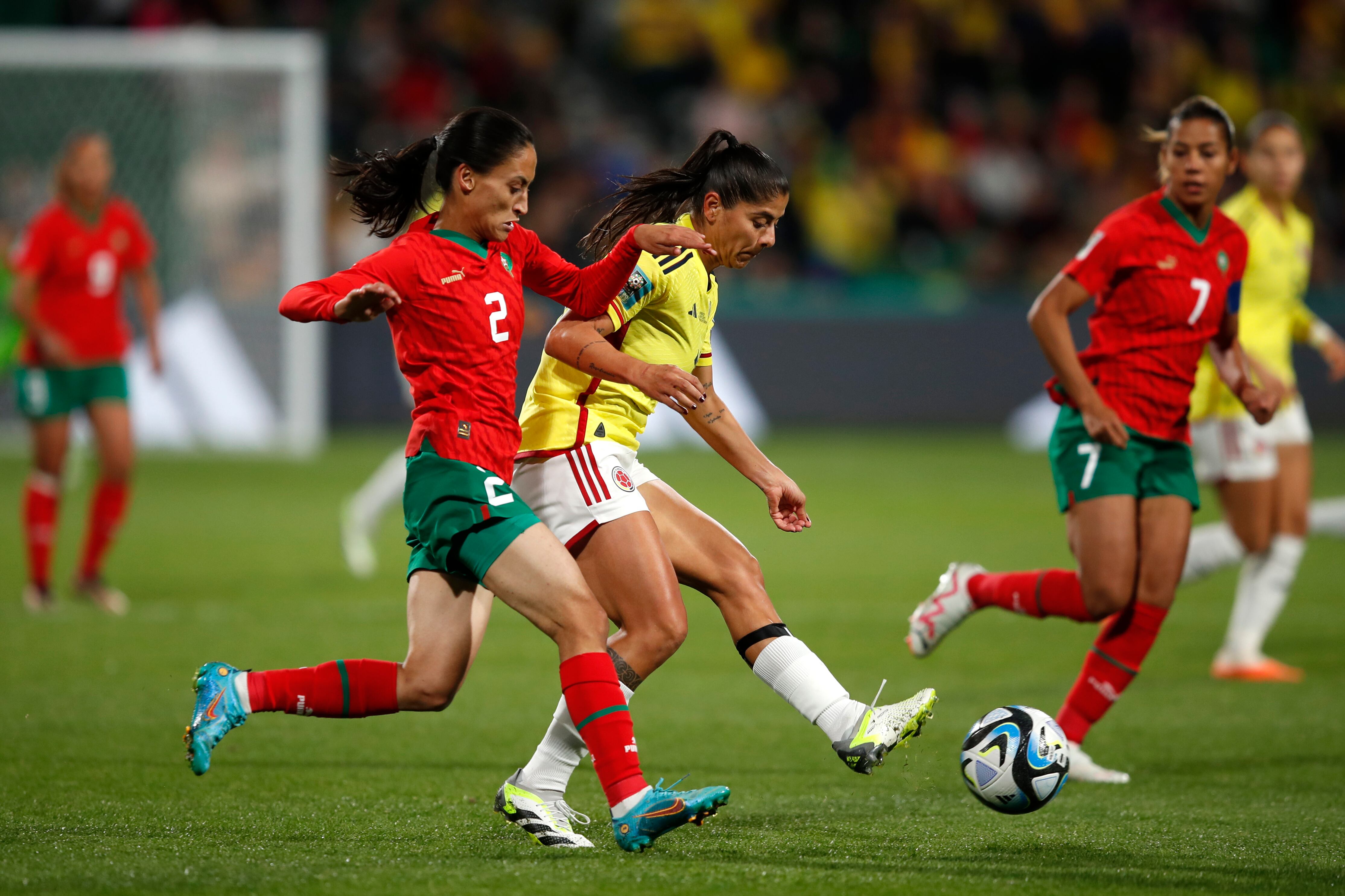 Zineb Redouani de Marruecos, a la izquierda, desafía a Catalina Usme de Colombia durante el partido de fútbol del Grupo H de la Copa Mundial Femenina entre Marruecos y Colombia en Perth, Australia, el jueves 3 de agosto de 2023. (Foto AP/Gary Day)
