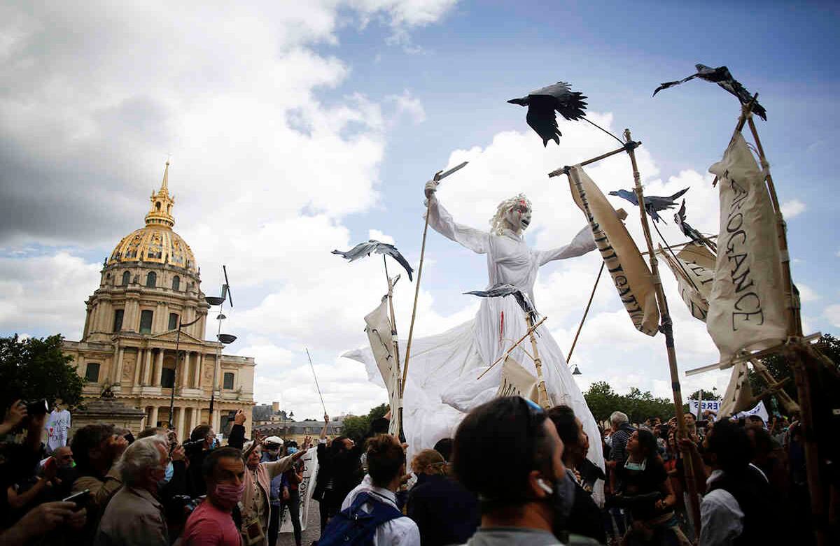 Este títere gigante fue parte de una manifestación de los trabajadores de los hospitales de París, el 16 de junio. La protesta, que se repitió en otras ciudades francesas, fue para exigir mejores salarios y mayor inversión en el sistema de salud pública, que se considera uno de las mejores del mundo, pero que tuvo problemas para manejar el flujo de pacientes de covid-19 después de años de recortes. Foto: Thibault Camus/ AP