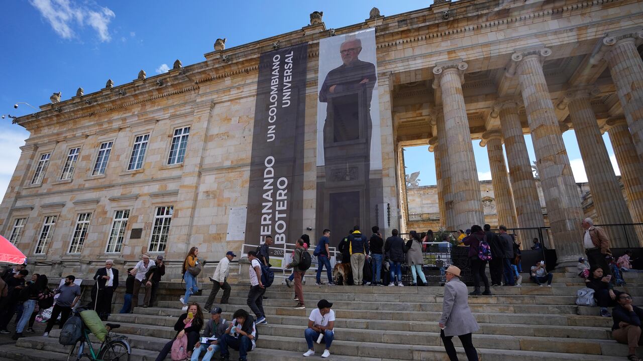 People line up to enter the National Congress and pay their last respects to Colombian artist Fernando Botero during his wake in Bogota, Colombia, Friday, Sept. 22, 2023. The renowned Colombian painter and sculptor, whose depictions of people and objects in plump, exaggerated forms and became emblems of Colombian art around the world, died on Sept. 15 at age 91. (AP Photo/Fernando Vergara)