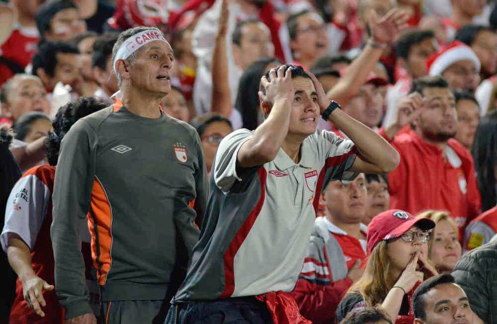 Los hinchas de Santa Fe comienzan a ver la derrota más cerca. Diana Rey / SEMANA
