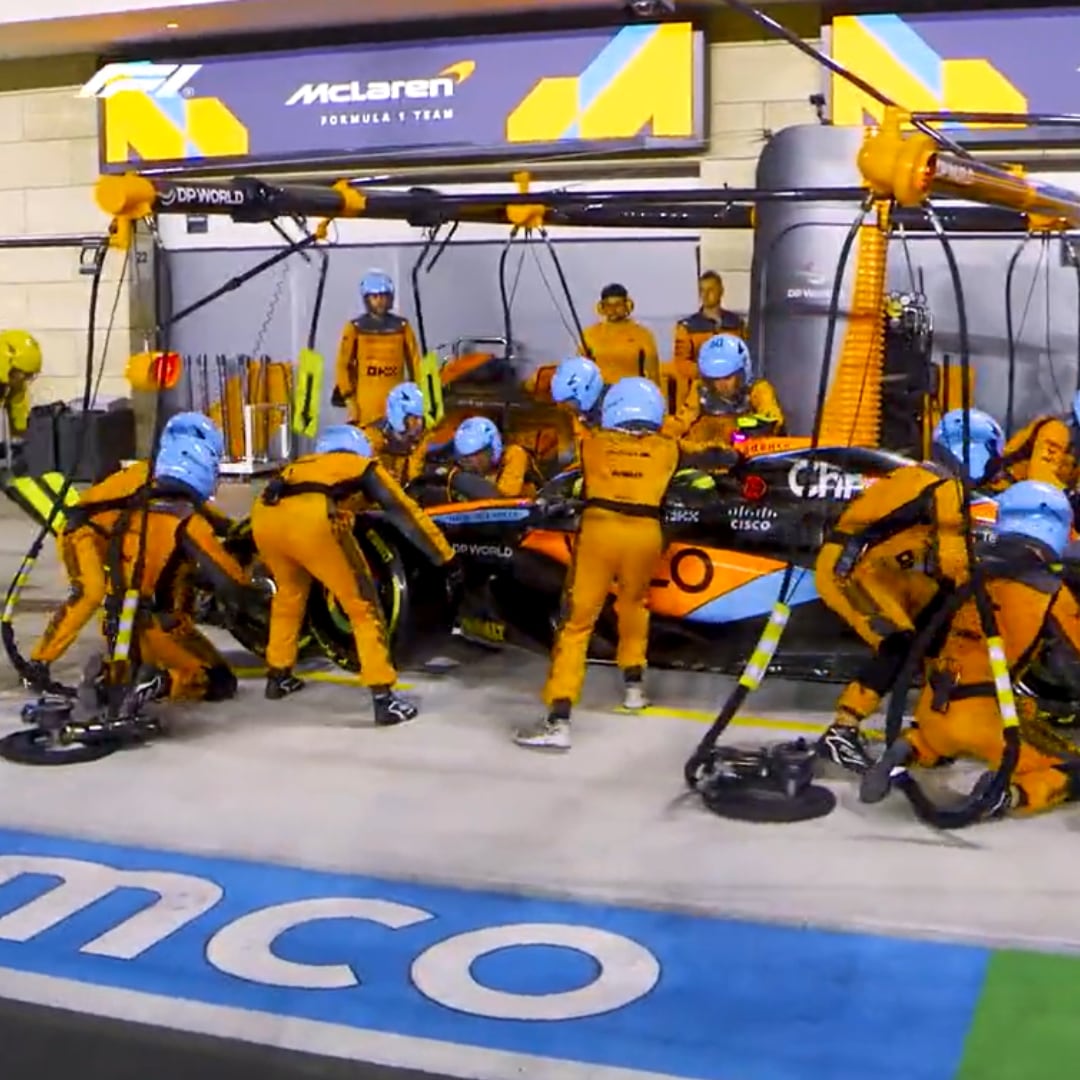 Momento exacto el que McLaren le realiza  el cambio de llantas al monoplaza de Lando Norris.