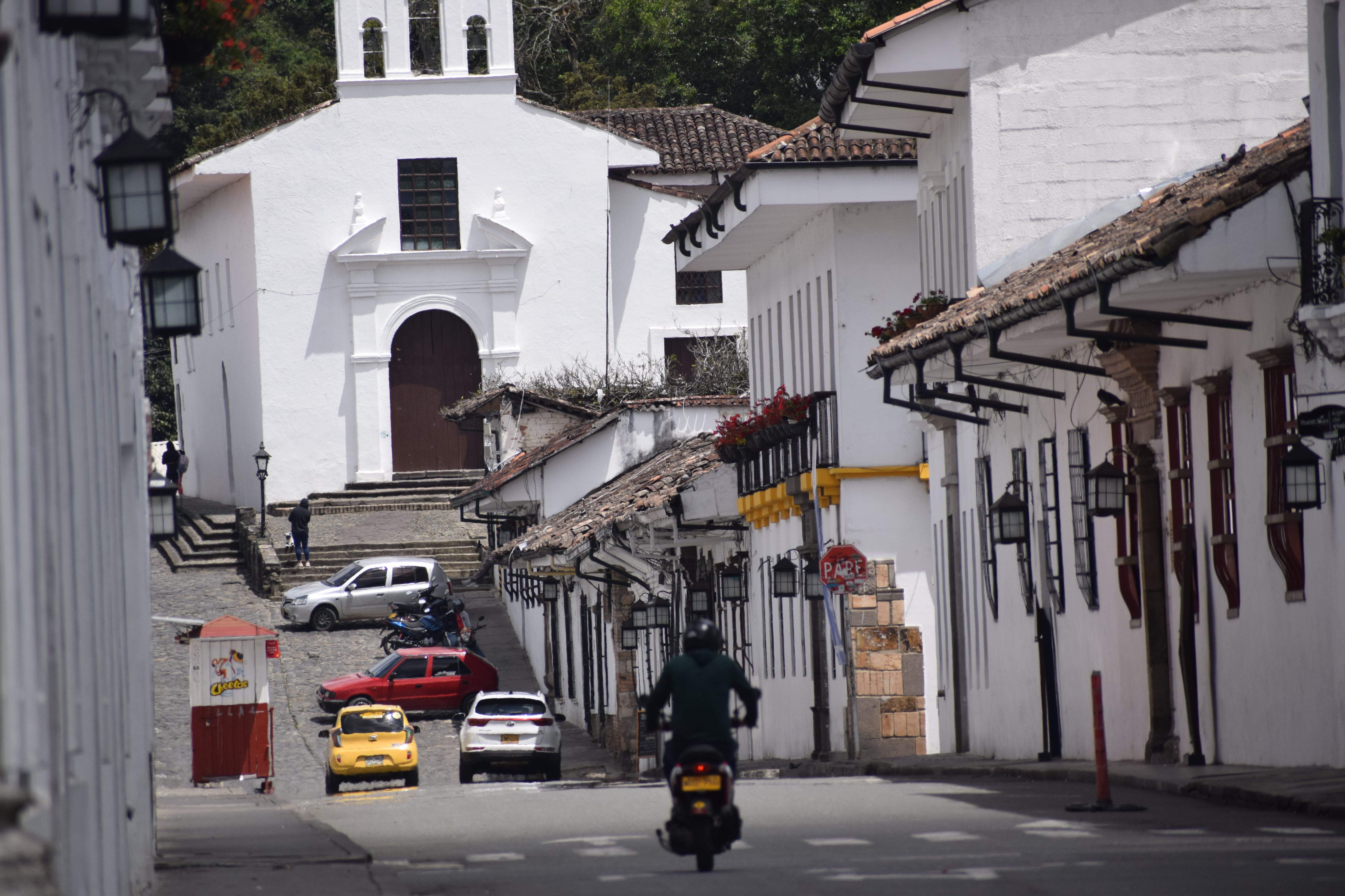 El aniversario 489 de Popayán es más que una celebración; comprende un recordatorio del rico legado cultural y el compromiso de sus habitantes y autoridades con un desarrollo sostenible. Desde la música y el arte hasta los proyectos urbanos, la ciudad reafirma su identidad como un lugar que honra su historia mientras construye con orgullo un futuro brillante hacia sus 500 años.