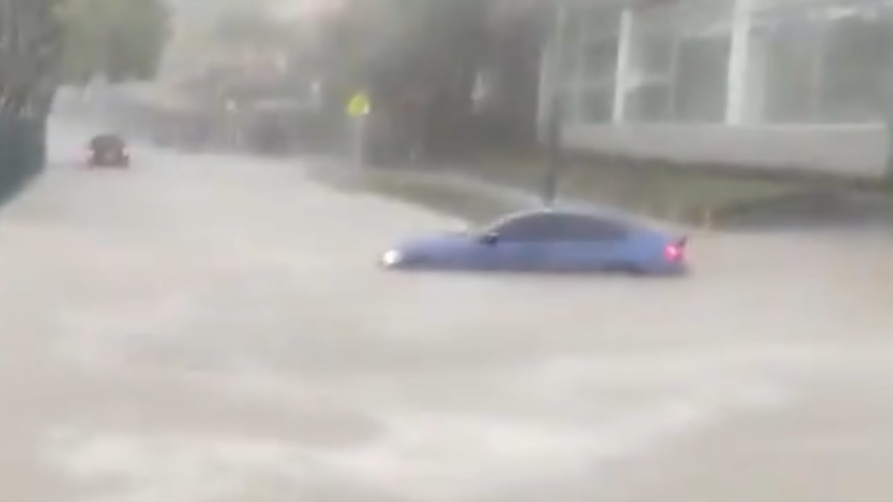 Una de las zonas inundadas en el norte de Bogotá tras la fuerte granizada de este miércoles, 11 de febrero.
