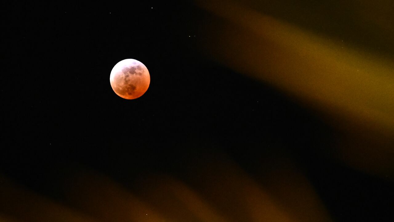Una parte del eclipse lunar vista desde Palm Springs, California, (Photo by Patrick T. Fallon / AFP)