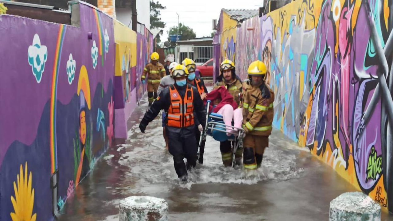 Las autoridades locales han instado a los habitantes de la región que eviten desplazarse a las zonas afectadas y que permanezcan en sus hogares