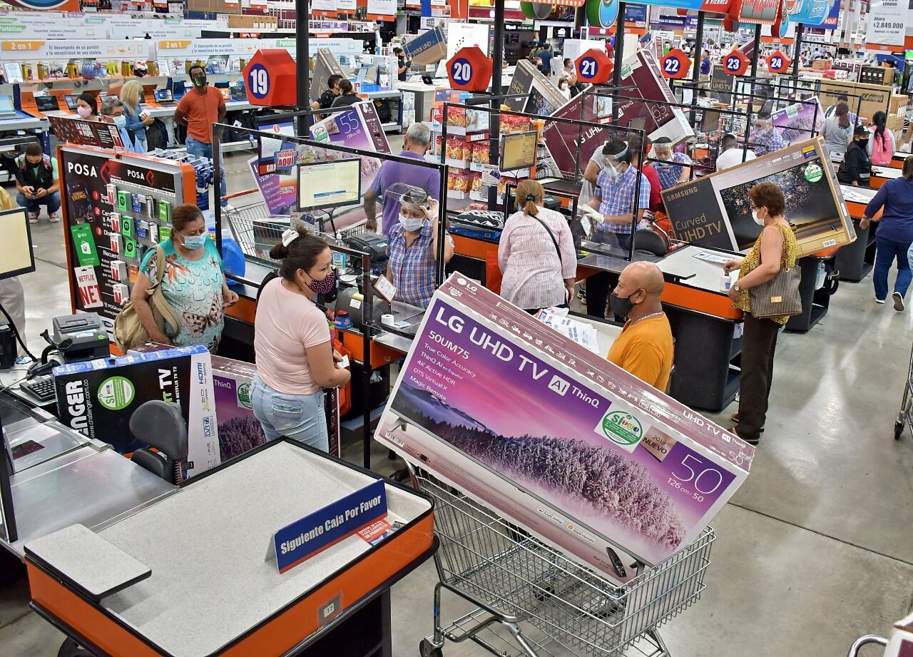 Este viernes,19 de junio, miles de caleños llegaron a los almacenes de la ciudad para aprovechar el descuento del 19 % autorizado por el Gobierno Nacional en el Día sin IVA.