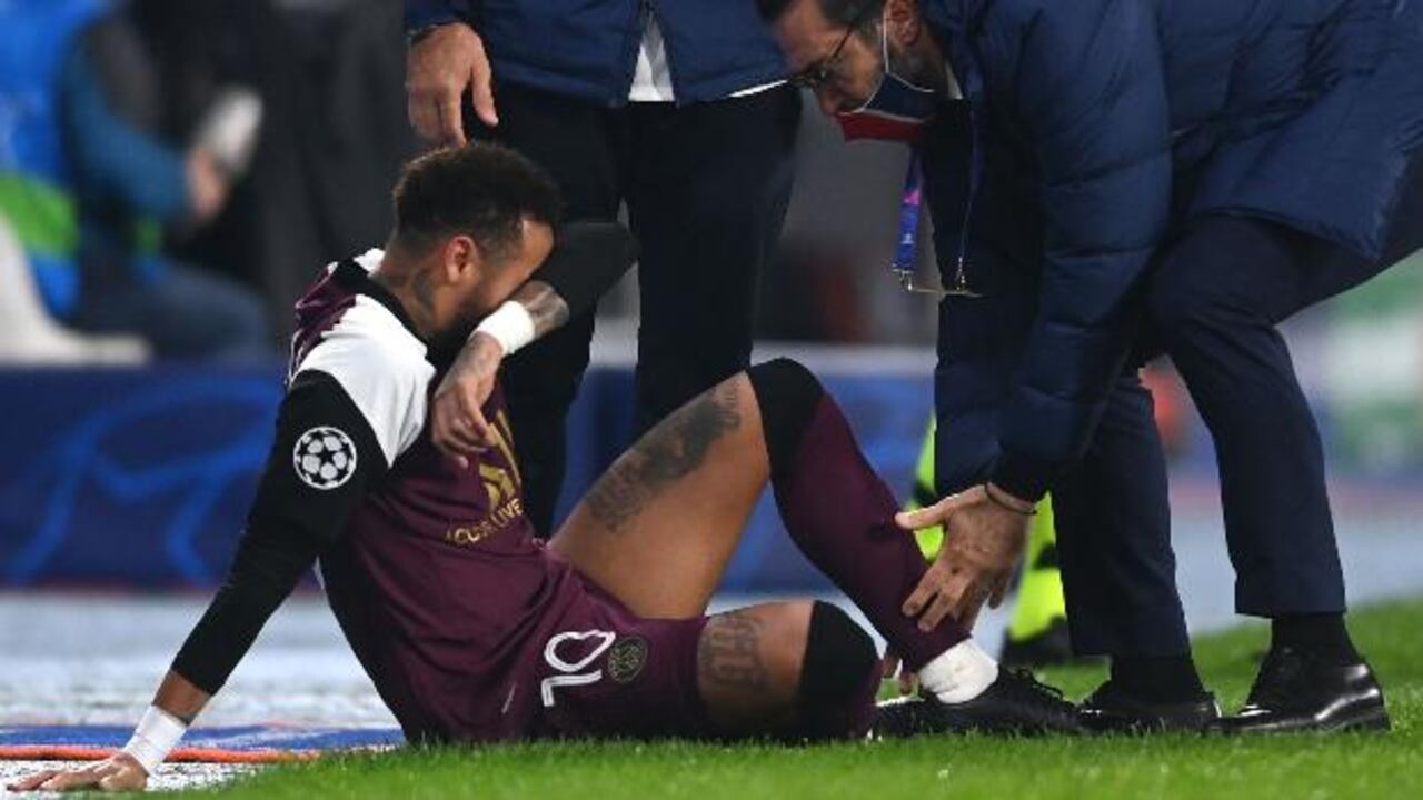 Neymar se lesiona en partido de PSG frente a Basaksehir.