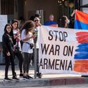 Manifestantes contra la escalada del conflicto entre Armenia y el vecino Azerbaiyán sostienen carteles y banderas a lo largo de la ruta de la caravana del presidente Trump hacia un evento para recaudar fondos en Newport Beach, California, el domingo 18 de octubre de 2020. Foto: Leorard Ortiz / The Orange County Register vía AP.