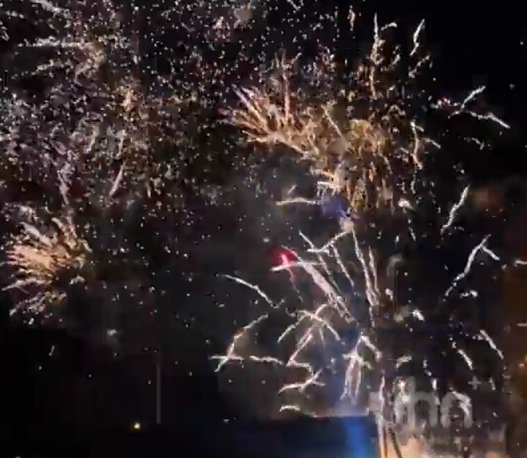 Camión cargado con juegos pirotécnicos explotó en plena carretera y provocó un espectáculo sin igual.