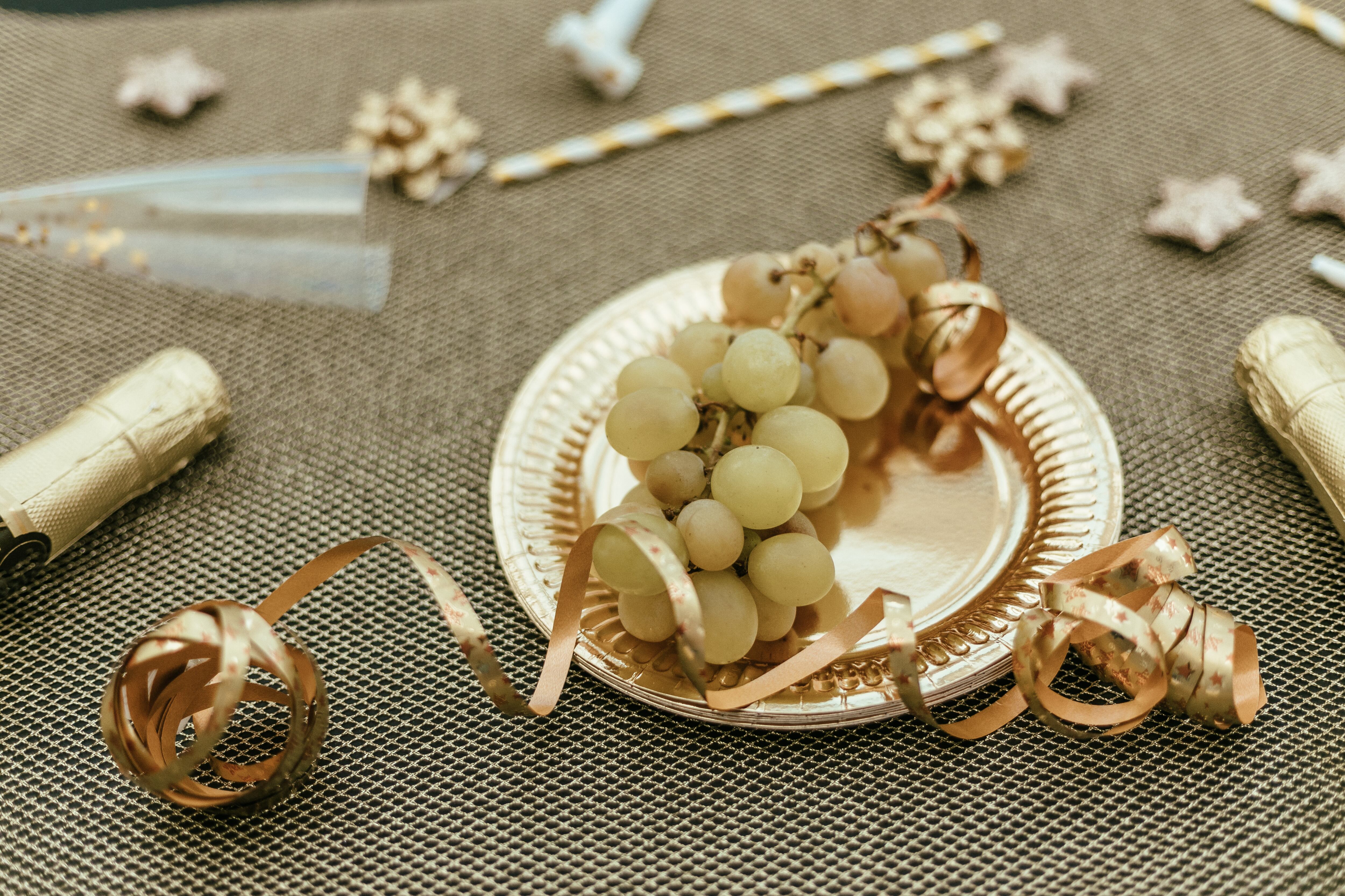 La tradición de comer doce uvas a la medianoche es un ritual asociado con la suerte.