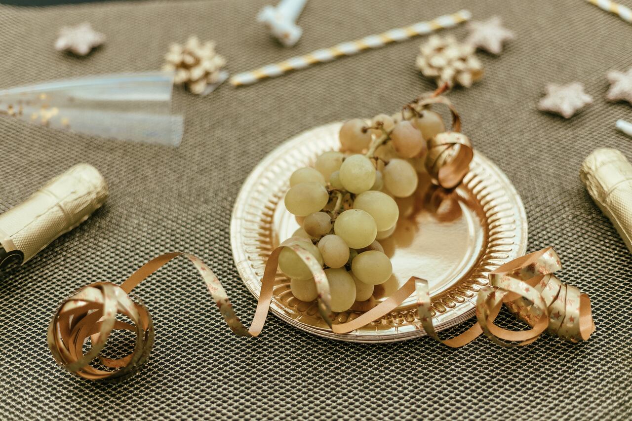 La tradición de comer doce uvas a la medianoche es un ritual asociado con la suerte.