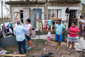 El presidente, Iván Duque, en su recorrido por la isla de Providencia.