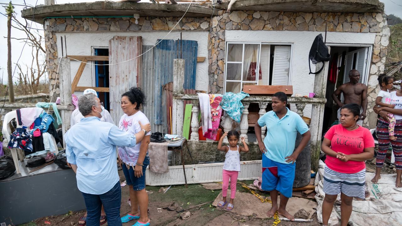 El presidente, Iván Duque, en su recorrido por la isla de Providencia.