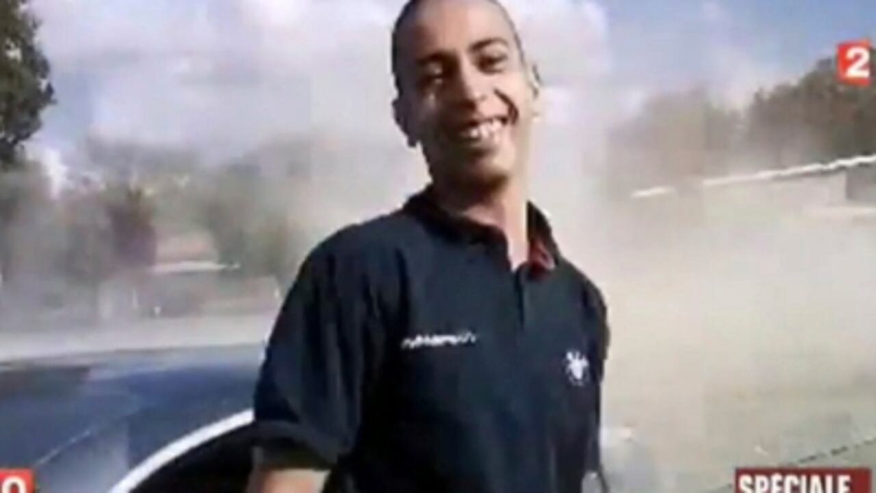 Captura de video tomada de unas imágenes de la televisión nacional francesa France 2, que muestra a quien podría ser el asesino de Toulouse de 24 años, Mohamed Merah.