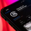 Esta ilustración fotográfica creada en Washington, DC, el 5 de julio de 2023, muestra Threads, una aplicación de Instagram, en la App Store, frente a los logotipos de Instagram y Threads. (Photo by Stefani Reynolds / AFP)