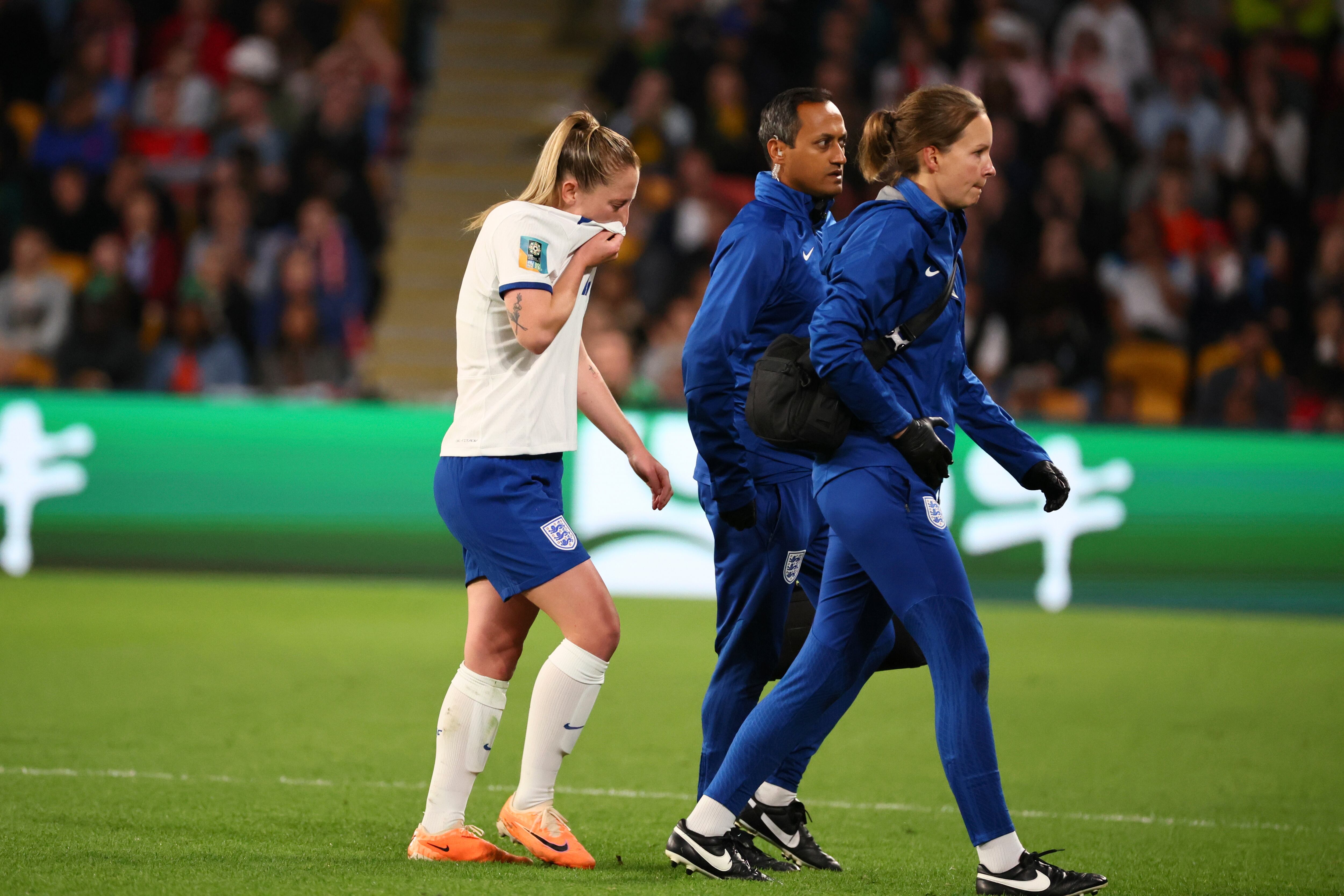 Keira Walsh salió con molestias del campo.