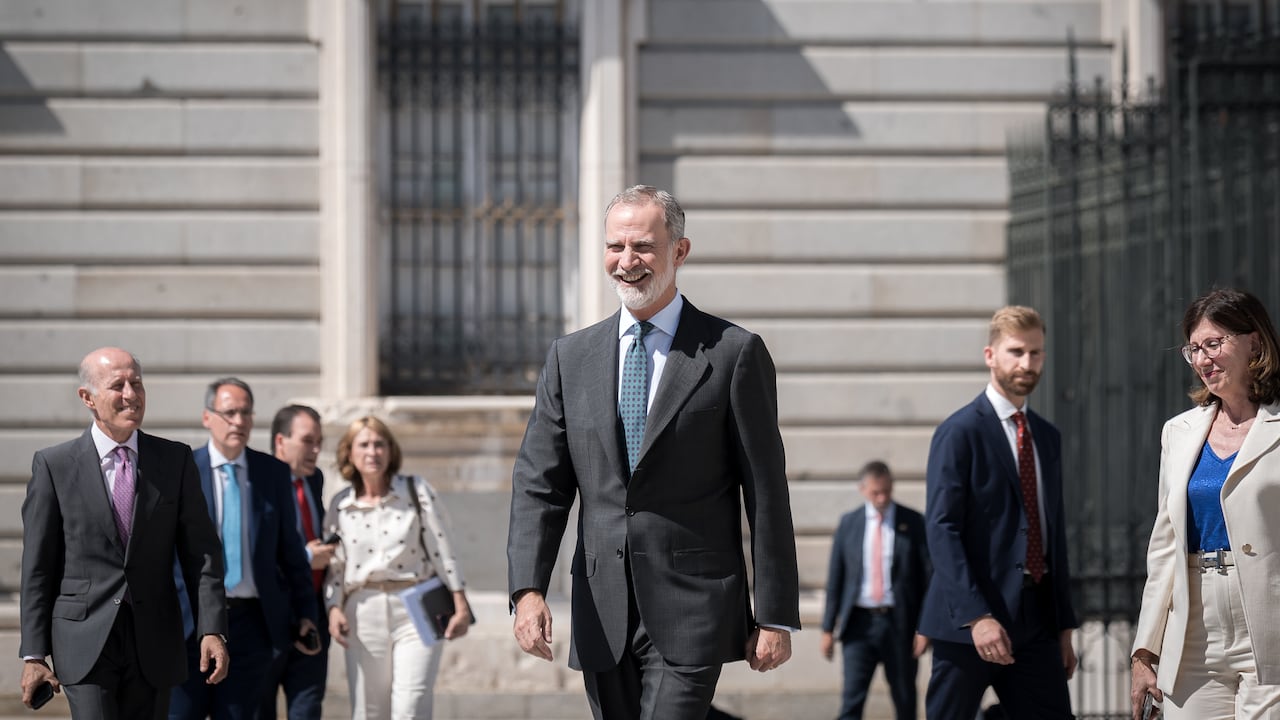 El rey Felipe VI de España ascendió al trono el 19 de junio de 2014 tras la abdicación de su padre, el rey Juan Carlos I.