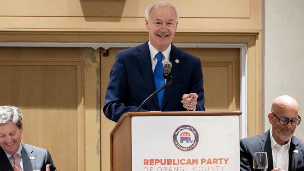 Asa Hutchinson, el republicano que busca derrotar a Donald Trump en las primarias del Partido Republicano