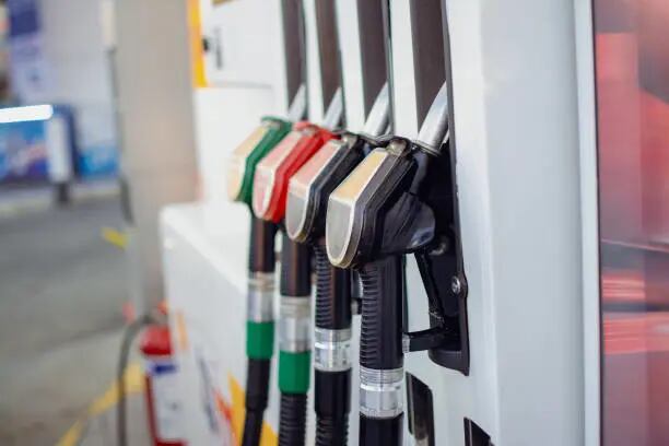 varias estaciones amanecieron sin combustible, exhibiendo carteles con la frase "No hay gasolina".