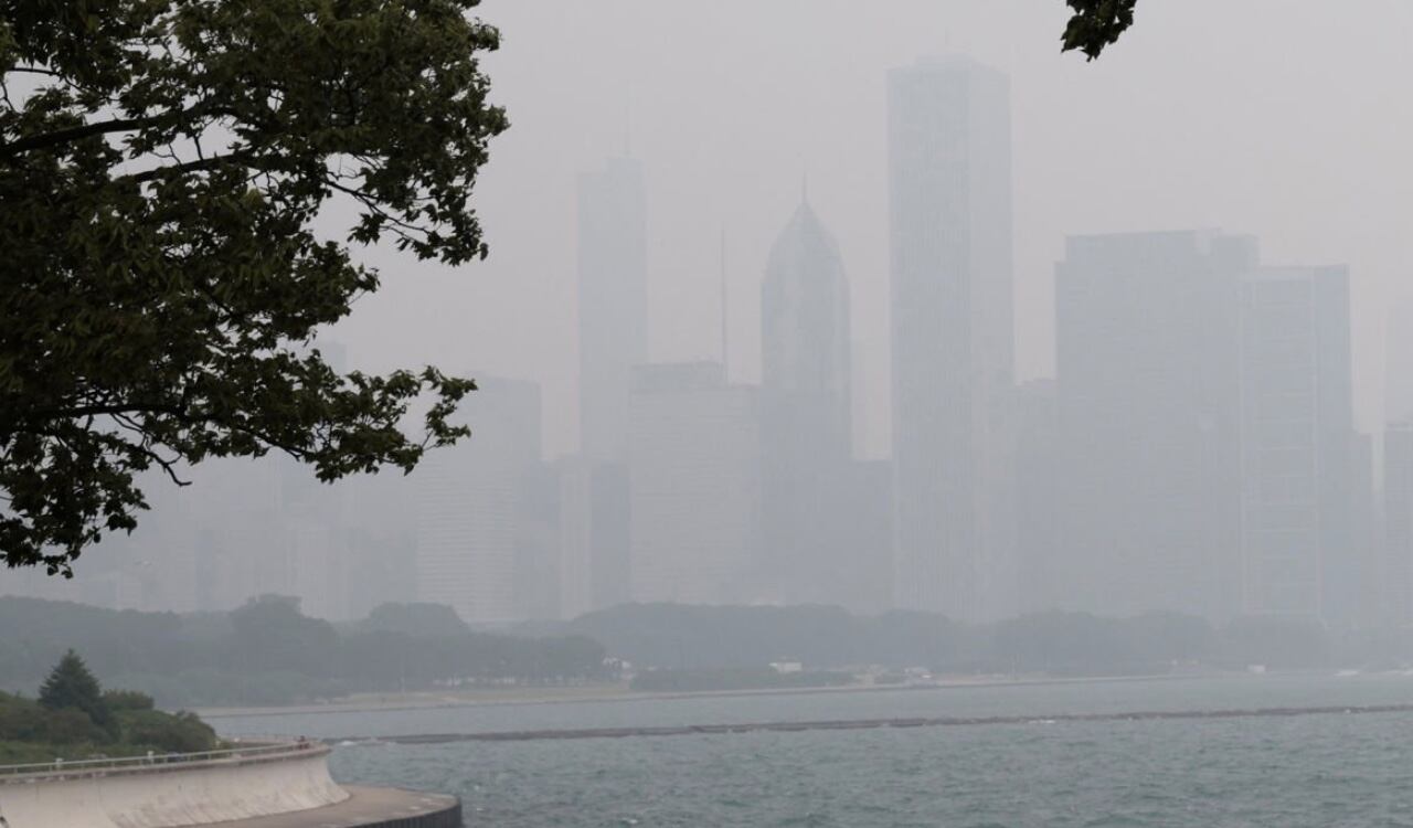 Los edificios de Chicago se ven opacos debido al humo que crearon los incendios en Canadá.