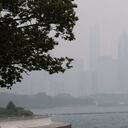 Los edificios de Chicago se ven opacos debido al humo que crearon los incendios en Canadá.