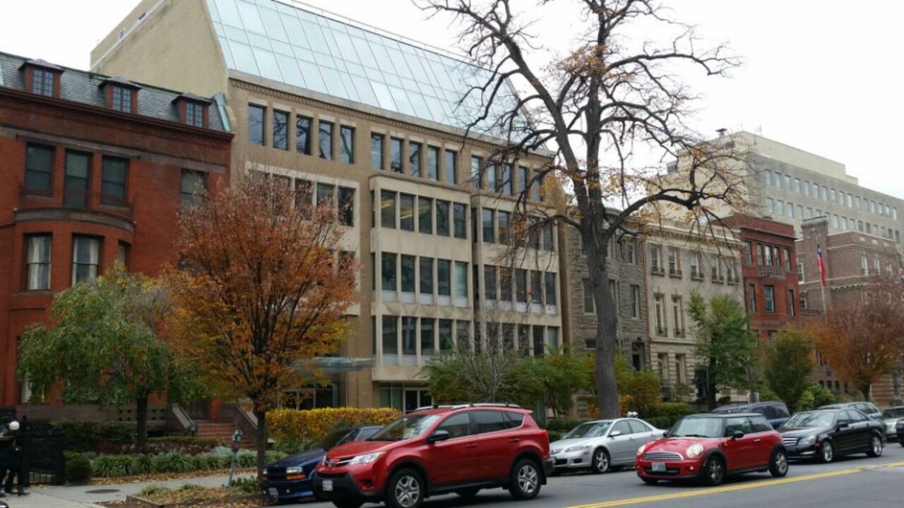La nueva sede de las oficinas de Colombia en Massachusetts Avenue en Washington, junto a la Embajada del Perú y a la Escuela de Relaciones Internacionales de la Johns Hopkins University.