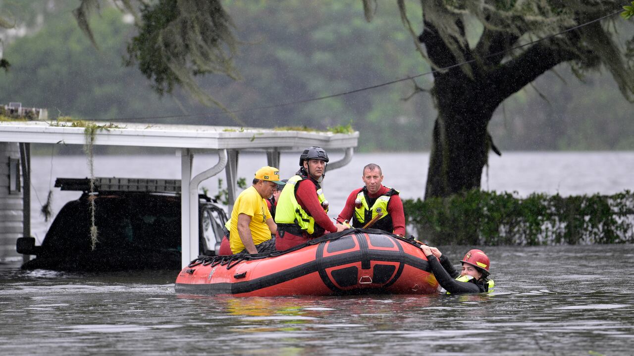 Personal de emergencias del equipo de bomberos del condado de Orange usan un bote inflable para rescatar a una persona de su residencia tras el paso del huracán Ian, el jueves 29 de septiembre de 2022, en Orlando, Florida.