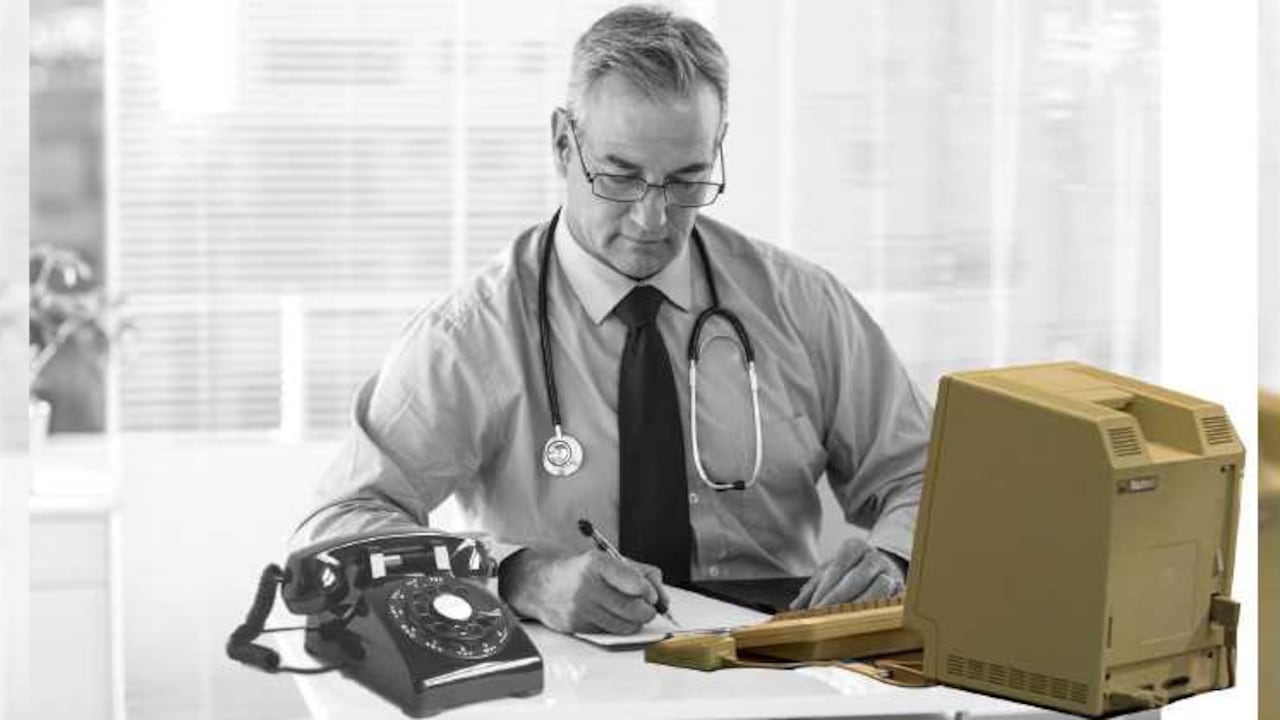 Como los hospitales no tienen interfaces para conectar todos los datos, el paciente se convierte en el mecanismo para proveer la información a los médicos. Como siempre son doctores diferentes, el enfermo debe repetir la misma historia una y otra vez.