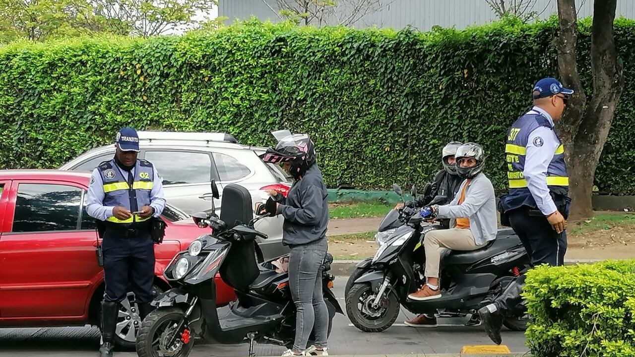 La invasión del carril exclusivo pone en peligro la vida de los ciclistas.