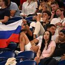Hincha sostiene una bandera de Rusia durante un partido del Australian Open