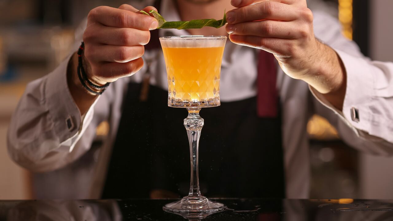 Curioso letrero para búsqueda de mesero en bar de Nueva Zelanda