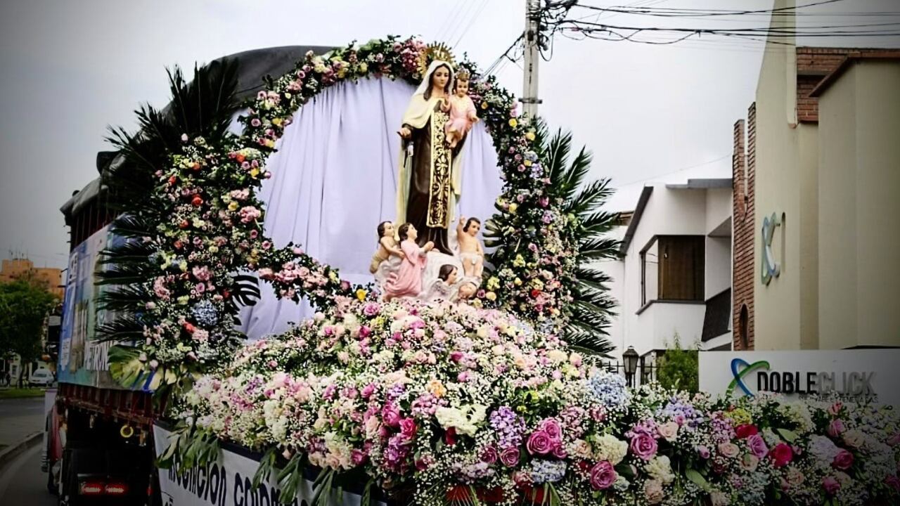 Estatua de la virgen del Carmen en el desfile en Pasto.