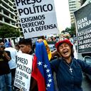 Manifestantes opositores participan en una protesta en memoria de las personas que perdieron la vida en medio de las protestas y de quienes permanecen arrestados y son considerados "presos políticos", en Caracas (Venezuela).