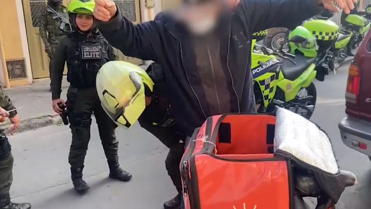 Hombre se hacía pasar por domiciliario para repartir ‘tussi’ en Engativá; fue descubierto con 1.300 dosis