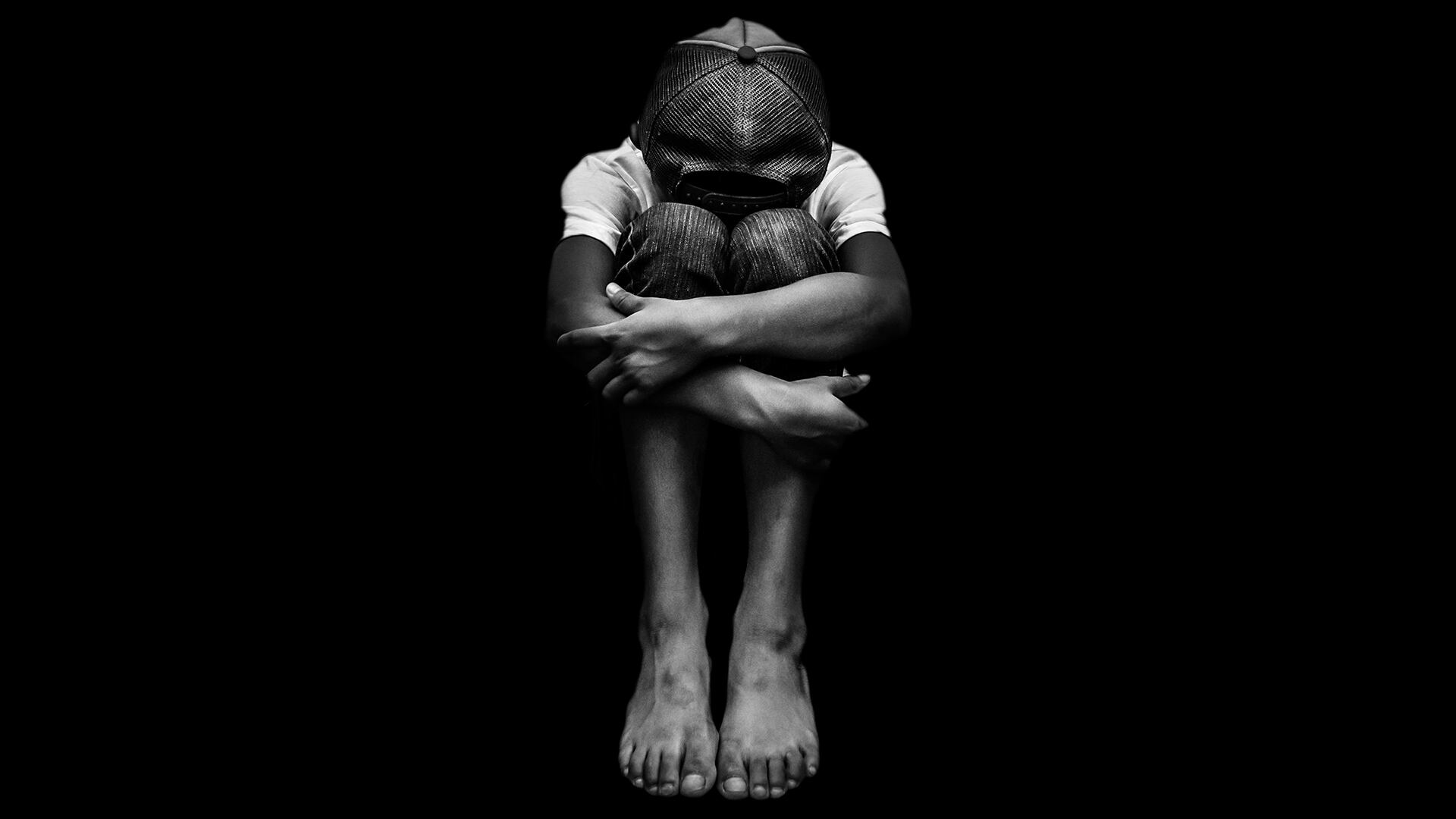 Joven asiático, asustado y solo. Esperando un futuro mejor que el que parece fijado. Corre un alto riesgo de sufrir abusos físicos, mentales y emocionales y también de ser objeto de trata.