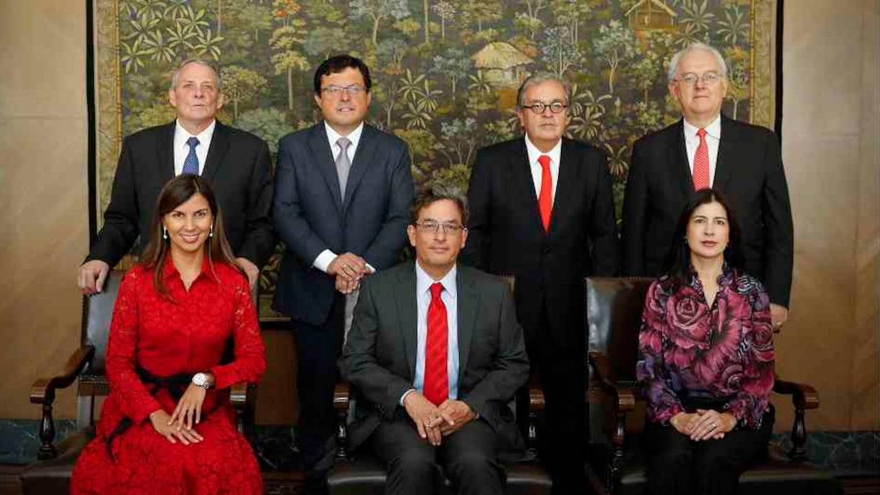 Arriba: Juan José Echavarría, gerente; Juan Pablo Zarate, codirector; Gerardo Hernández, codirector y José Antonio Ocampo, codirector. Abajo: Ana Fernanda Maiguashca, codirectora, Alberto Carrasquilla, minhacienda y Carolina Soto, codirectora del banco de la República.