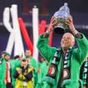 El Feyenoord gana la copa KNVB, el entrenador Arne Slot del Feyenoord Rotterdam celebrando con la copa KNVB después del partido final de la Copa TOTO KNVB holandesa entre el Feyenoord Rotterdam y el NEC Nijmegen el 21 de abril de 2024 en Rotterdam, Holanda.