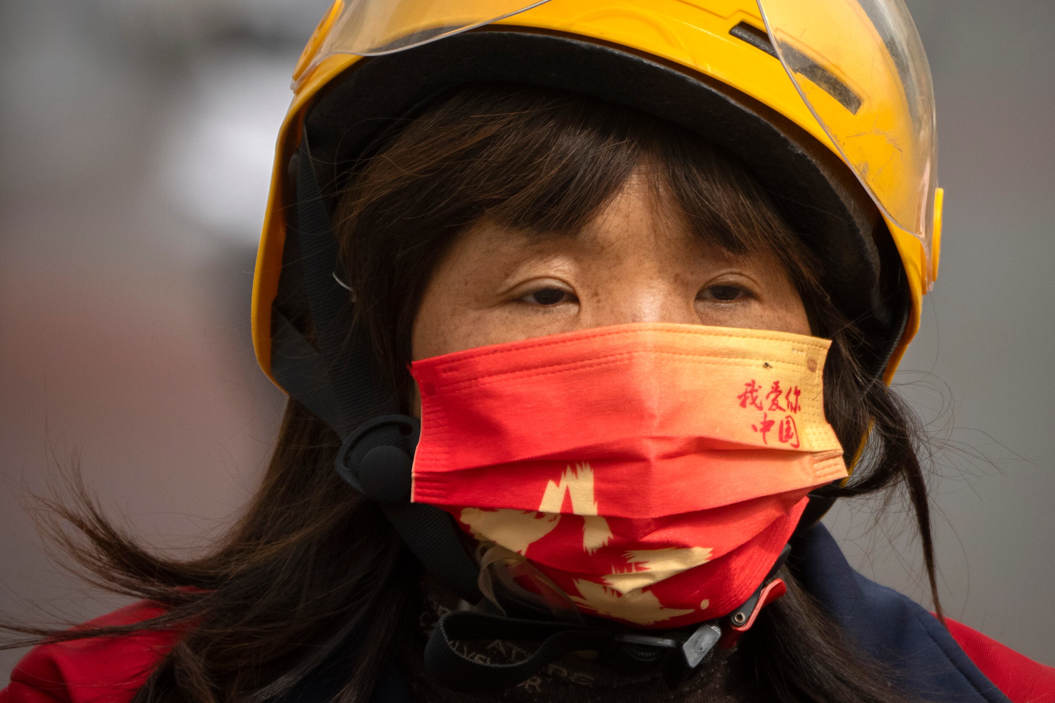 El uso del tapabocas regresó en Pekín, y no precisamente para resguardarse del covid 19.