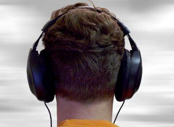 Los efectos negativos que producen los auriculares en la salud son numerosos