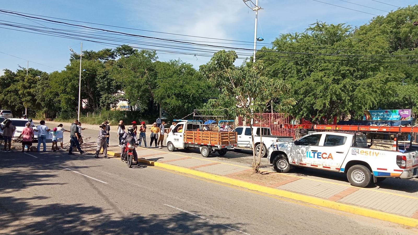 Los comerciantes realizan protesta en la salida de Valledupar por supuestos incumplimientos de la alcaldía
