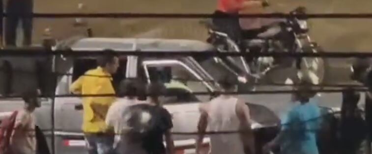 Conductor de camión cometió imprudencia al estrellarse con separador del MIO en Cali, ocupantes del vehículo habrían huido en un taxi.