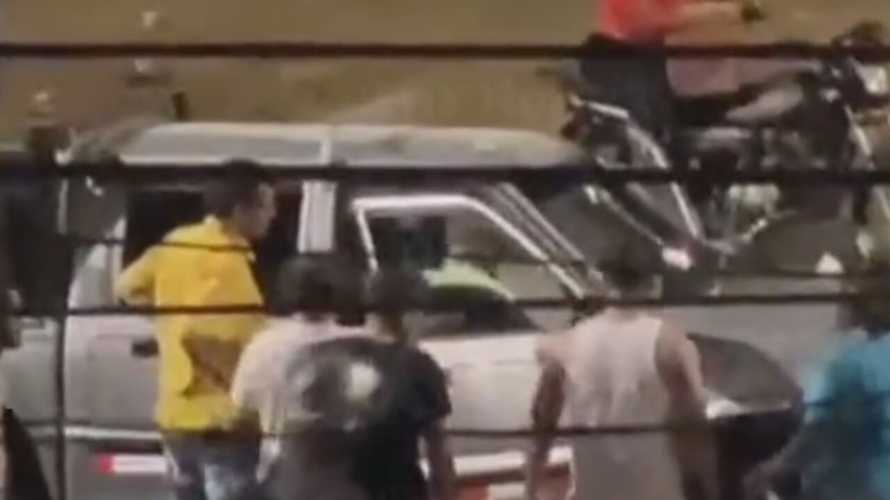 La camioneta se estrelló contra un separador del MIO en el oriente de Cali.