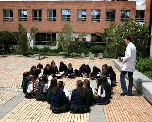 Por un lado, municipios más pobres tienden a crecer más que los más prósperos (efecto directo). Pero por el otro, municipios en vecindarios más pobres crecen menos que sus contrapartes mejor ubicadas (efecto indirecto).